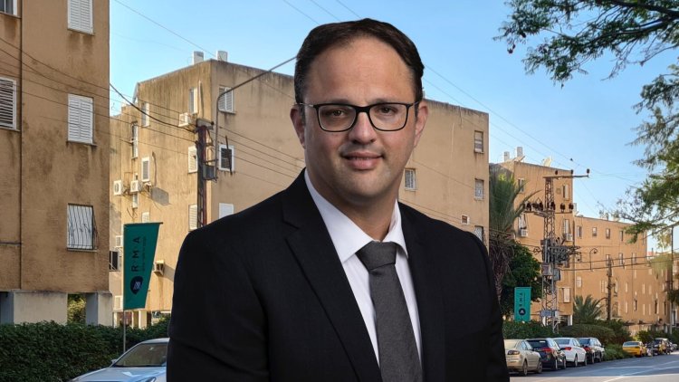 עו"ד טל גרשטיין על רקע בניין ברחוב לאה גולדברג בפתח תקווה (ענר גרין, דורית פינקלשטיין) 