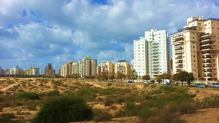 מבט מכיוון דרום, לרחוב "מנחם בגין", קריית פנחס אילון, בחולון (Meir138, ויקימדיה)