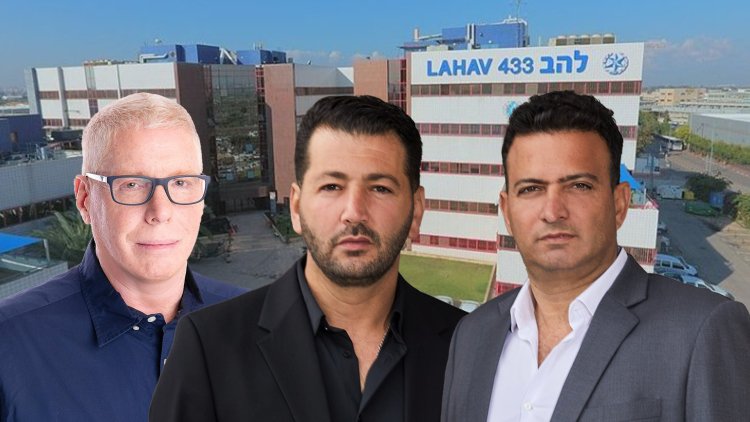 מימין: צחי ועידו חג'ג' ומנכ"ל קבוצת דניה רונן גינזבורג על רקע משרדי להב 433 בלוד (קבוצת חג'ג', ענבל מרמרי, משטרת ישראל, ויקימדיה)