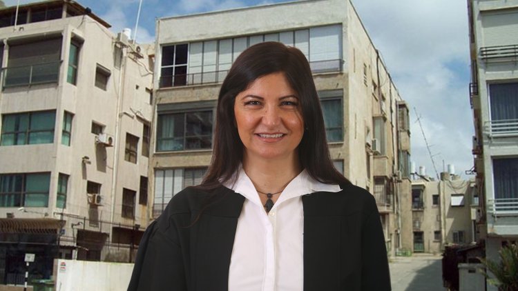 השופטת לימור ביבי על רקע בניין המריבה ברחוב הירקון בת"א (אתר הרשות השופטת, Vtlv)