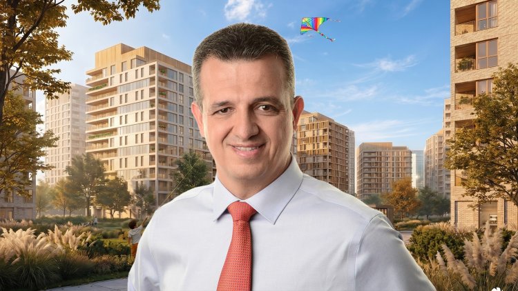 ראש עיריית ר"ג כרמל שאמה על רקע הדמיית התוכנית (דוברות עיריית ר"ג, ויקימדיה, דרמן ורבקל אדריכלות)
