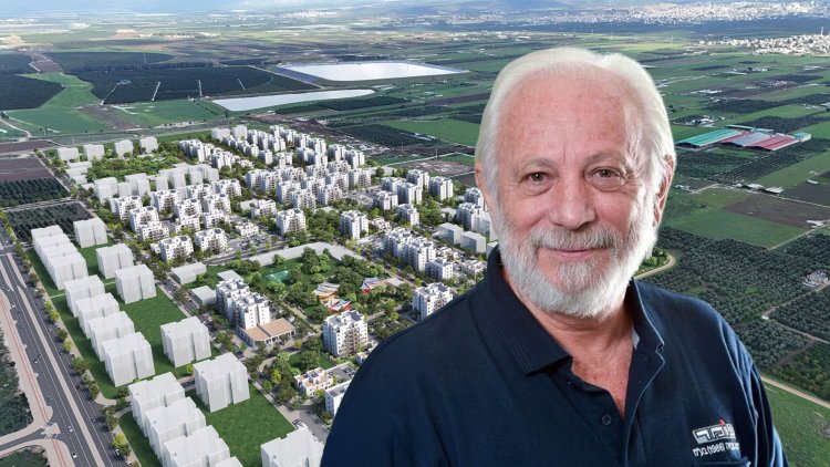 זאב סלנט, מנכ"ל משותף עומר הנדסה, על רקע הדמיית פרויקט שערי עכו (גרוס עידן מרדכי, ליאונביץ דמיטרי)