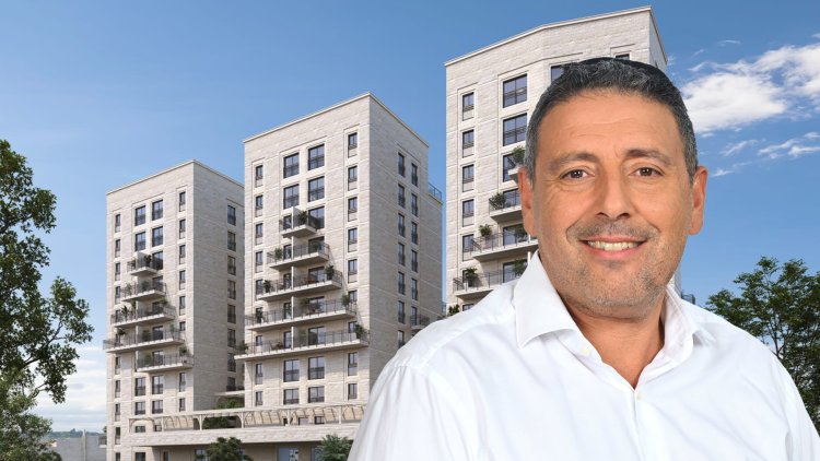 צחי אבו על רקע הדמיה של הפרויקט (יובל אליאס, רן צרפתי הדמיות)