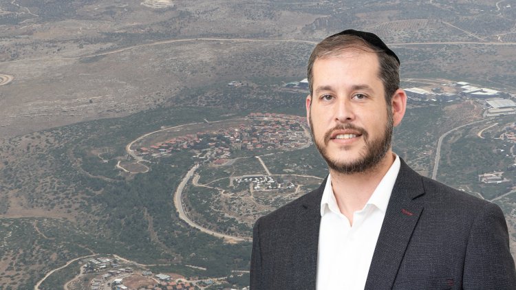 סמנכ״ל ובעלים שותף בחברת מידר, זאב גרינברג על רקע צילום אווירי של היישוב חיננית (אוהד דיין, תמיר בז'רנו, ויקימדיה)