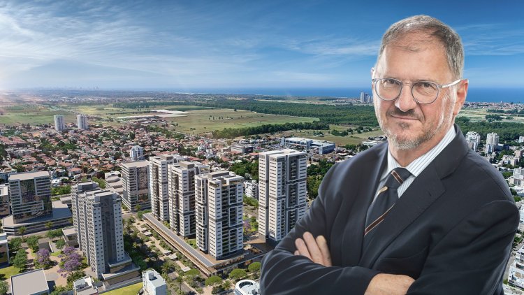 שרון תוסיה כהן, מייסד ומנכ"ל רנט איט, על רקע הדמיה של הפרויקט (יניב כהן, באדיבות אאורה)