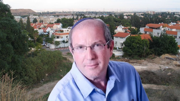 יו"ר הוועדה המחוזית ת"א עודד פלוס על רקע אזור (המשרד לשירותי דת, Bukvoed, ויקימדיה)