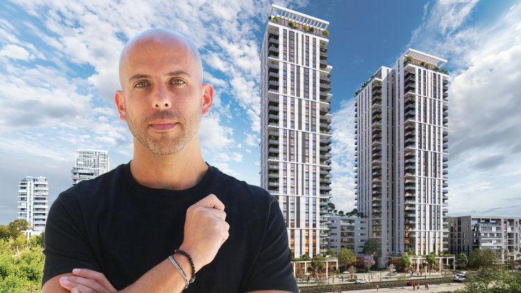 אלעד אפרגן, מנכ"ל ובעלים ישראל אירופה, על רקע הדמיה של הפרויקט (באדיבות ישראל אירופה, הקוביה)