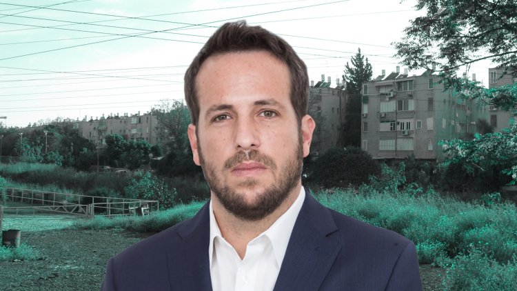 מנכל ובעלי אדם שוסטר, רועי ביינהורן, על רקע שכונת נווה שרת (עודד קרני, אורי, וקימדיה) 
