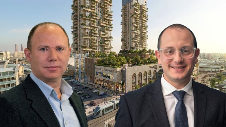  ארתור לשינסקי, מנכ"ל רבוע כחול נדל"ן וברק בנסקי, משנה למנכ"ל של כלל ביטוח, על רקע הדמיה של הפרויקט (סיוון פרג', יח"צ, סטודיו יגאל לוי אדריכלים) 