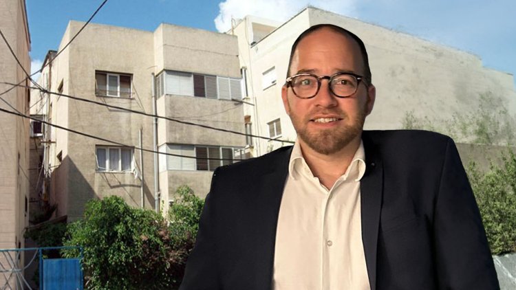ישראל אמזל על רקע הבניין בדרום ת"א (באדיבות המצולם, אתר VTLV) 