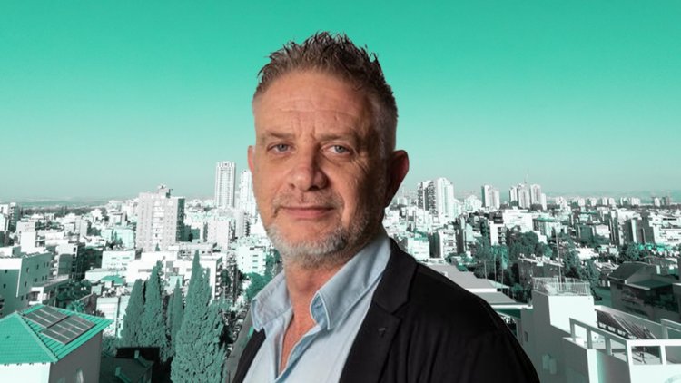 מנכ"ל YBOX יוסי תורג'מן על רקע מרכז ראשל"צ (יח"צ, שאטרסטוק)