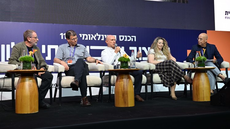 הפאנל בנושא תקנים של מלונות, בכנס עיצוב ותכנון בתי מלון של בית ונוי (רמי חכם)