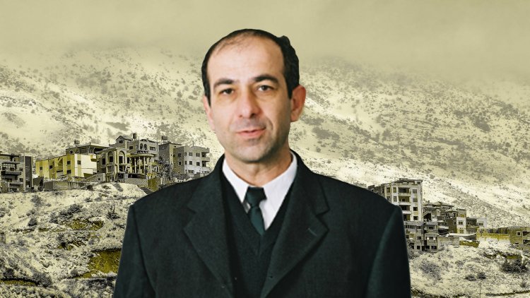 השופט יונתן אברהם על רקע מג'דל שמס (אתר הרשות השוטפת, זאב שטיין, ויקימדיה) 