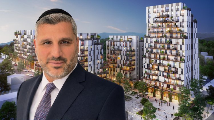 רונן גנון על רקע הדמיה של הפרויקט בצפת (גנון גרופ, פייגין אדריכלים) 