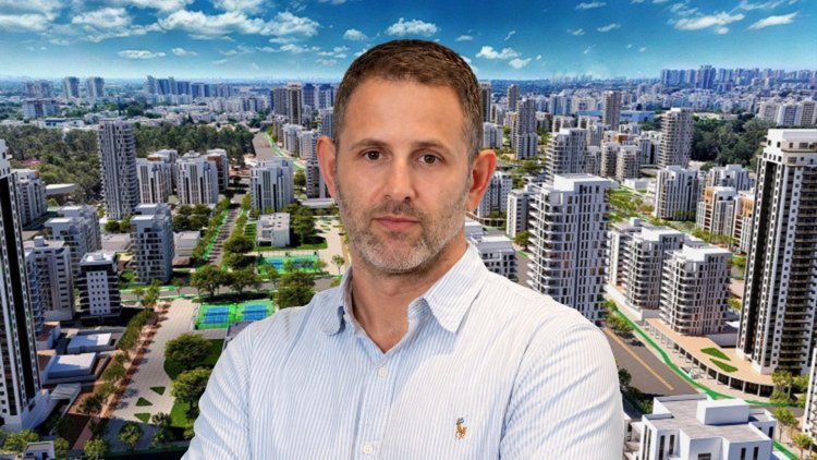 עו"ד דביר סגלוביץ על רקע הדמיית שכונת צמרת בפ"ת (באדיבות המצולם, סטודיו TOTEM)