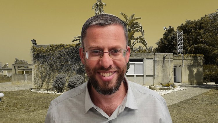 מנהל רמ"י יהודה אליהו על רקע קיבוץ האון (צילום עצמי, מיכאל יעקובסון, ויקימדיה) 