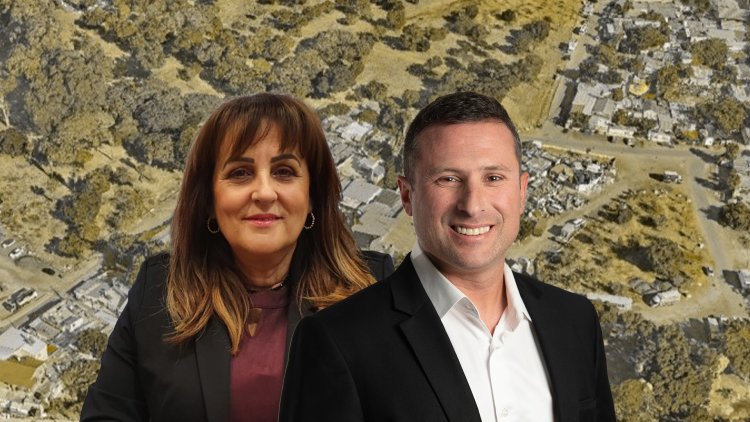 מ"מ יו"ר ארגון הקבלנים תומר צליח וח"כ קטי שטרית, על רקע מתחם נס לגויים (צחי שמש, Ckbsea, ויקימדיה, Simplex 3D) 
