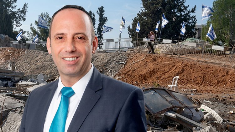 ראש עיריית בית שמש שמואל גרינברג על רקע המתחם שנפגע (עזרא טרבלסי , ויקימדיה, באדיבות התושבים) 