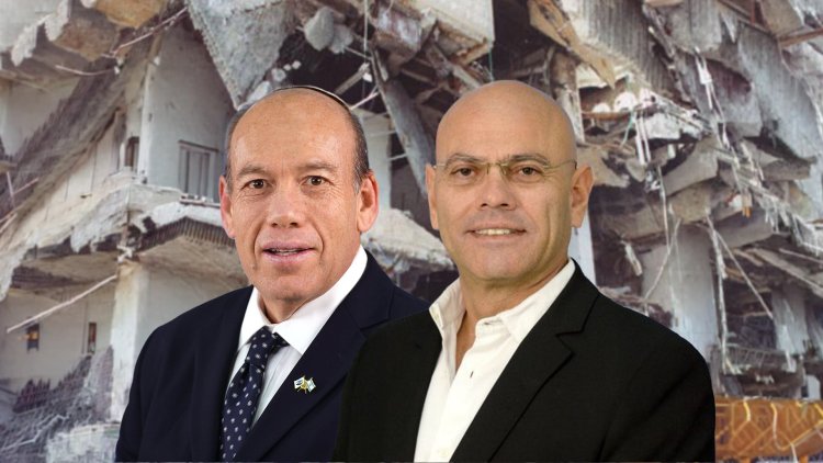 רפי אלמליח ומתניהו אנגלמן על רקע קריסת אולמי ורסאי ב-2001 (לע"מ, דב רנדל, איציק הררי)