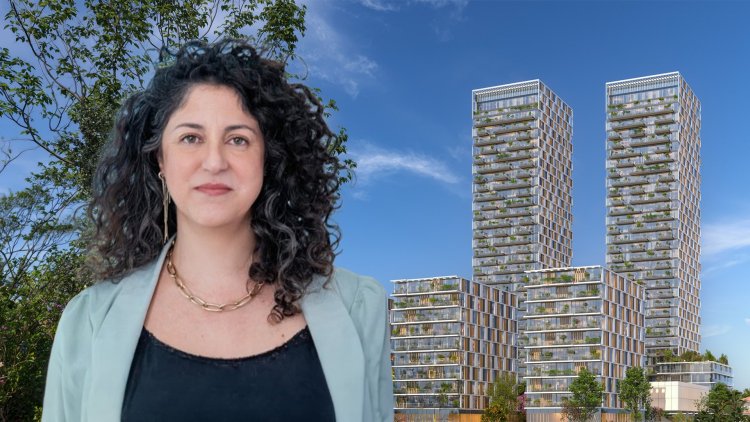 קלה פרסיקו, מנכ"לית אקרו התחדשות עירונית, על רקע הדמיית התוכנית בראשון לציון (ענבל מרמרי, אלכס ליובימוב)