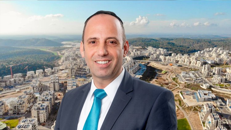 ראש העיר שמואל גרינברג על רקע בית שמש (עזרא טרבלסי, ויקימדיה, דוברות העירייה) 