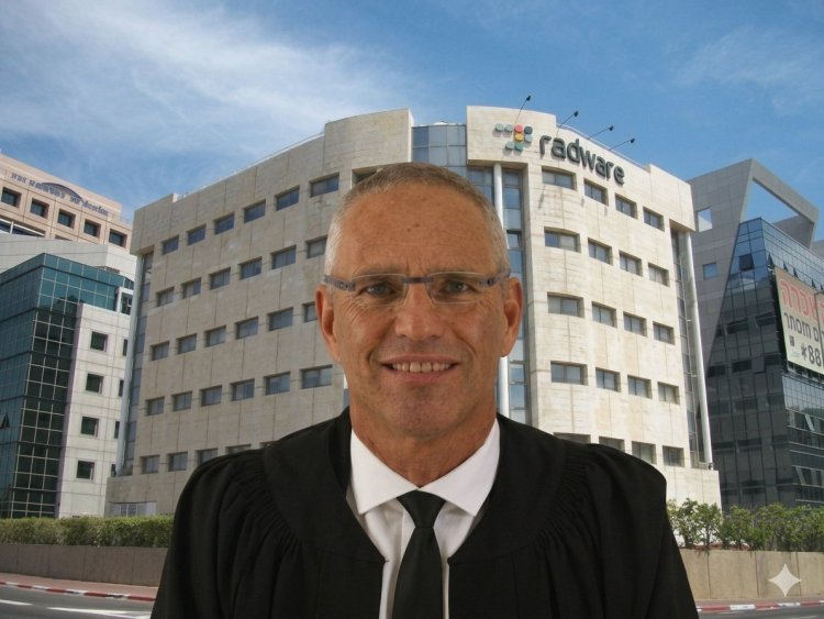 השופט גלעד הס על רקע בניין המשרדים ברמת החי"ל (דוברות בתי המשפט, אתר VTLV)