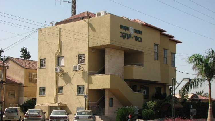 בניין המועצה המקומית באר יעקב (מיכאל יעקובסון, ויקימדיה) 