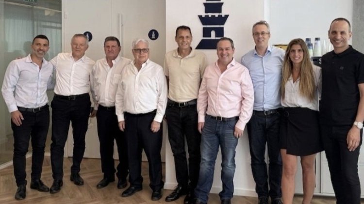 הנהלות אשטרום ומגדל במעמד החתימה (יח"צ)