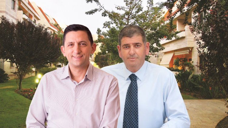 דורון ארנון, מנכ"ל מגדלי הים התיכון, ויוסי ברודני, ראש עיריית גבעת שמואל, על רקע הדמיה של פרויקט של החברה בכפ"ס (גד אהד וליאור בר סימן טוב, באדיבות החברה) 
