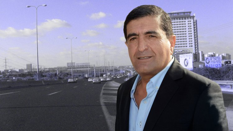 מנכ"ל חברת נתיבי ישראל ניסים פרץ, על רקע כביש 4 (דוברות נתיבי ישראל, Ifeldman, ויקימדיה) 