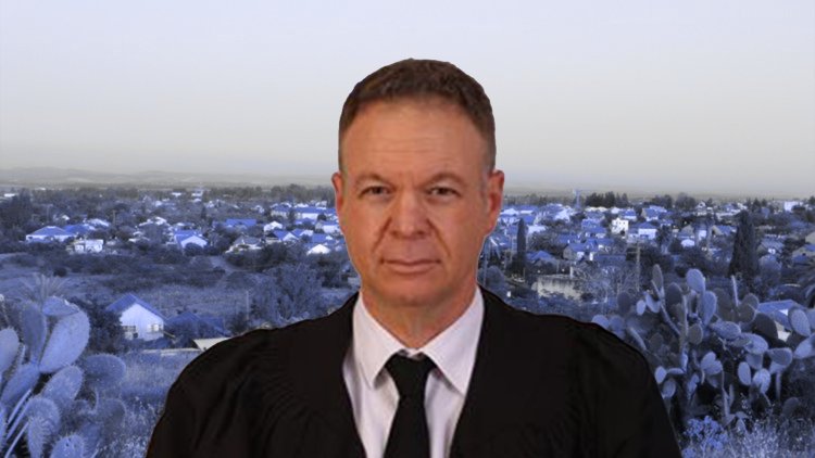 השופט אורן שוורץ על רקע גדרה (אתר הרשות השופטת, אורי, ויקימדיה)