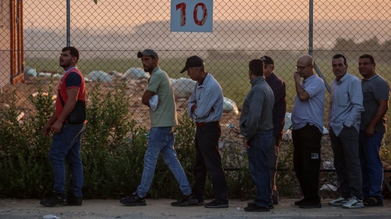 הפועלים הפלסטינים שבו לעבוד ביו"ש: "הזיגזג הביטחוני הזה הוא רשלנות פושעת"