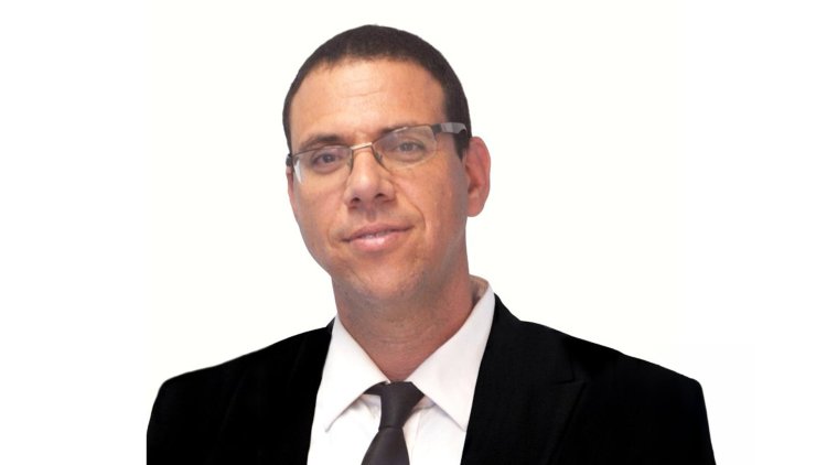 עו"ד (רו"ח) מאורי עמפלי. 