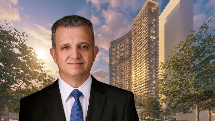 ראש העיר ר"ג כרמל שאמה הכהן על רקע הדמיה של פרויקט הדיור המוגן ברמת גן (פיני סילוק, משרד מילוסלבסקי אדריכלים)