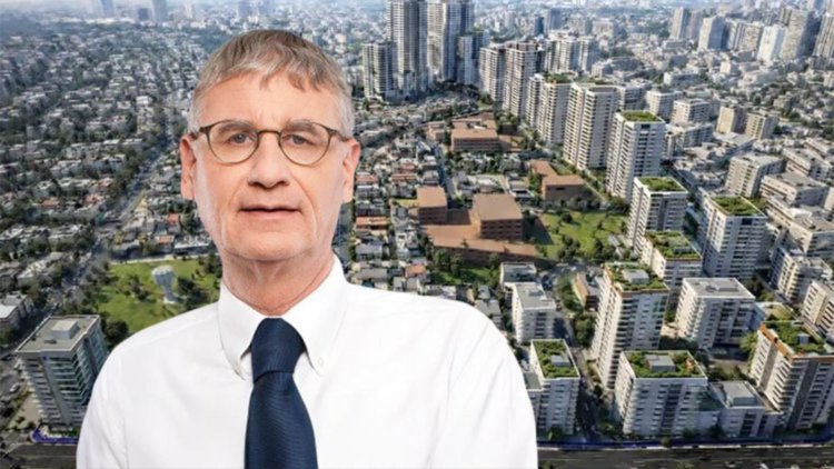 יו"ר הוועדה המחוזית מרכז, מיכה גדרון על רקע הדמיה של התוכנית (רועי טפר, משרד לרמן בן שושן)