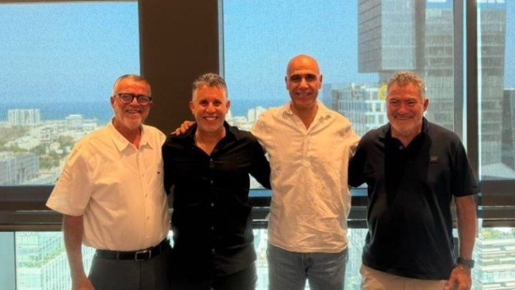 מימין: ראול סרוגו, זהר לוי, אלי אגם ויואב סרוגו (יח"צ)