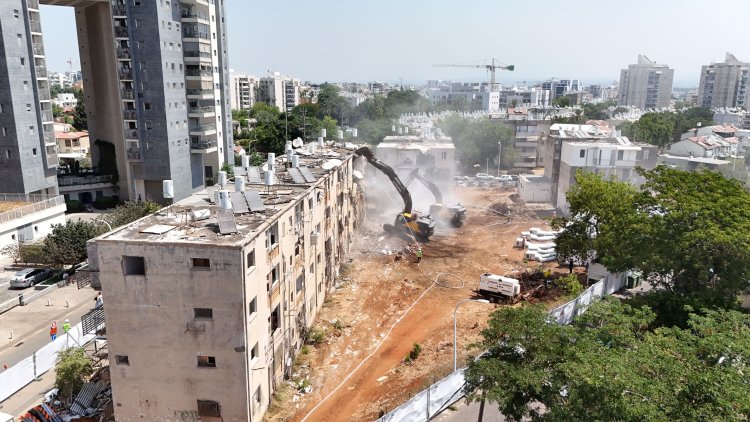 עבודות ההריסה בפרויקט של אלמוג בפ"ת (לביא צילומי אוויר)