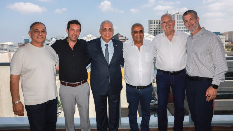 מימין: אלון שטאובר ושמשון הראל, מנכ"לים משותפים באמריקה ישראל, מיכאל רצון יו"ר אב-גד, פיני כהן יו"ר אמריקה ישראל, ראם רצון מנכ"ל אב-גד, אילן מליחי יו"ר אב-גד הנדסה אזרחית (יח"צ)