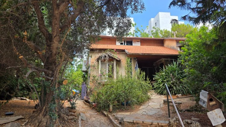 המגרש בו נחתמה העסקה עם מבנה גן הילדים הוותיק (ינוב)