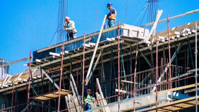 פועלים זרים שהוקצו לחברת בנייה הועסקו בעסק שאינו קשור לענף - זה העונש שקיבלה