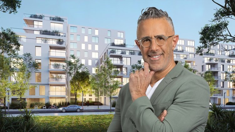 עו"ד דן הלפרט על רקע הדמיה של הפרויקט בתל אביב (סטודיו אור)