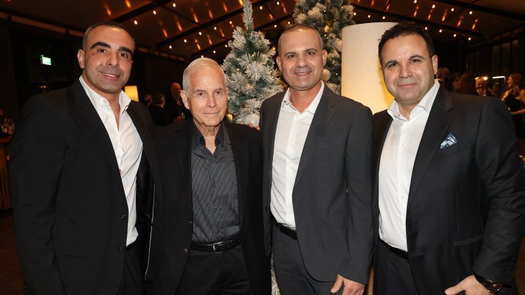 מימין: בעלי החברה האחים עלא, אליאס ו-וסים טנוס עם יו"ר הדירקטוריון רפי ביסקר (שני משמאל). צילום: רפי דלויה