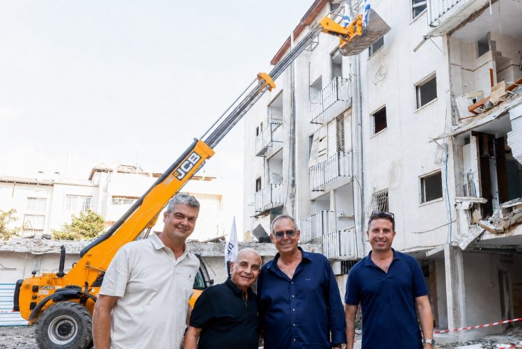 מהנדס העיר, האדריכל שי אללוף, ראש העיר, יצחק (איציק) רוכברגר, סמי מצלאוי ורו"ח גלעד אורן ( שלומי אלפסי סט הפקות)