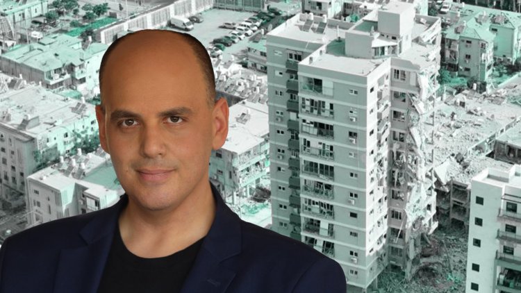 ראש עיריית בת ים צביקה ברוט על רקע המתחם שנפגע (ראובן קפוצ'ינסקי, דוד מהנדסים)