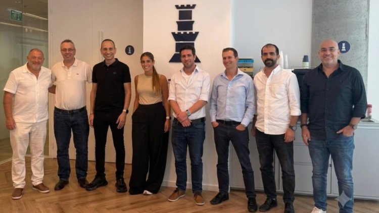 אירוע חתימת העסקה. משמאל - יוסי פרשקובסקי וארז מגדלי (באדיבות מגדל)