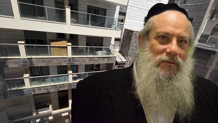 ראש עיריית בני ברק חנוך זייברט על רקע הבניין בבני ברק (Arielinson, ויקימדיה, באדיבות הדיירים) 
