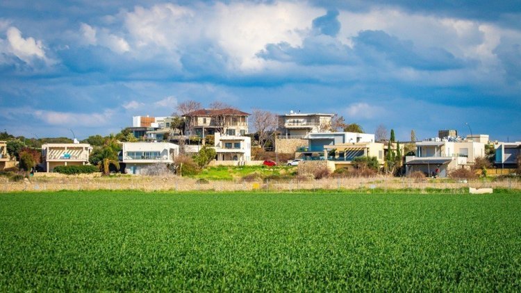 שטח קלאי במושב הבונים (הצילום להמחשה, לבניינים המצולמים אין קשר לכתבה. Davidi Vardi / Shutterstock.com)