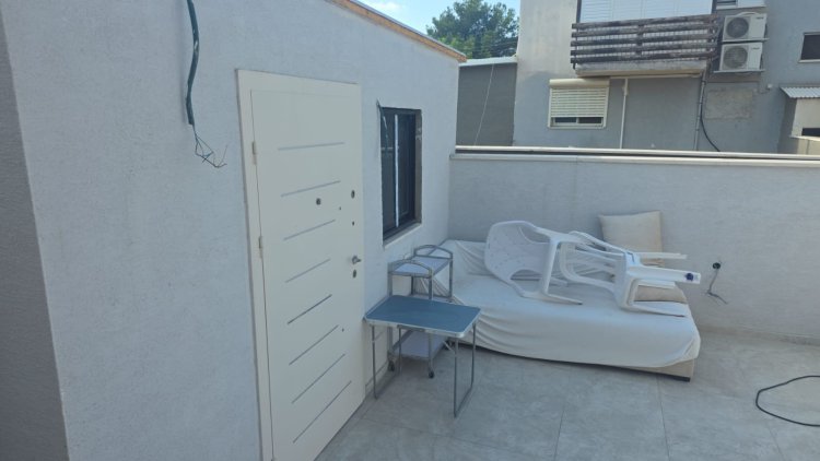 הבנייה הלא חוקית שביצעה הדיירת על גג הבניין (הצילום באדיבות דיירי הבניין)