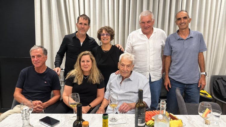  מימין: עומדים - ידיד ישראלי, אסף אביב, רות רלבג ותמיר חפץ. יושבים - מרדכי אביב, צאלה עמור-רוזנבלום ויואב קן-תור (יח"צ) 