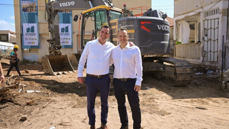 מנכ"ל אזורים עדי דנה וראש עיריית נתניה אבי סלמה בטקס ההריסה (ליאור גולדשטיין)